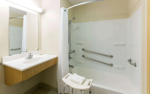 Super 8 by Wyndham Radcliff Ft. Knox Area