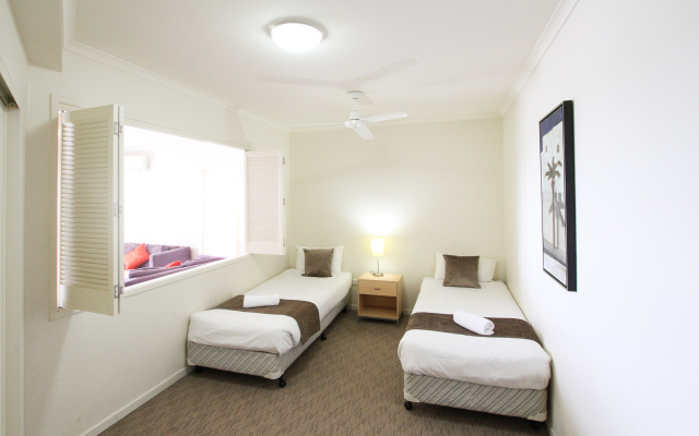 Caloundra Central Apartment Hotel – Guest Rooms – Battery Hill