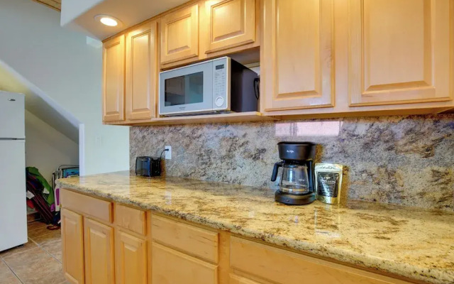Kailua-kona Condo: Steps to Beach & Downtown!