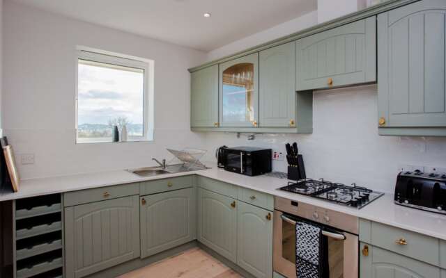 The Sparkford Gardens - Lovely 2bdr With Balcony
