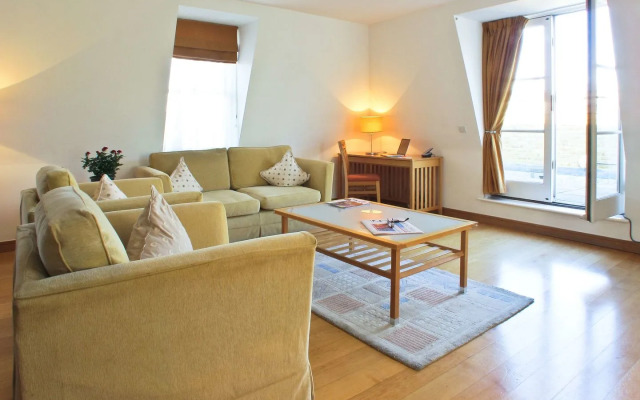 Native King’s Wardrobe, St. Paul’s