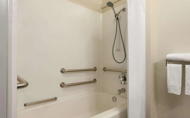Days Inn by Wyndham Toledo Airport