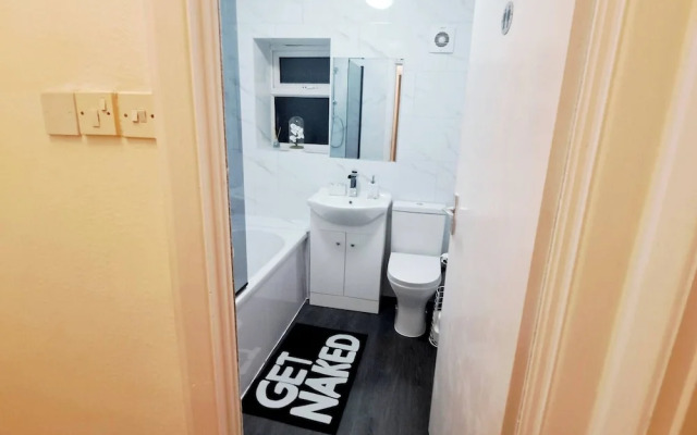 Cozy 2BR Home Pets Welcome Free Parking & Wifi