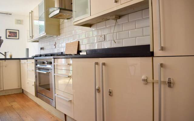 Spacious, Bright & Modern 3 Bedroom Family Home