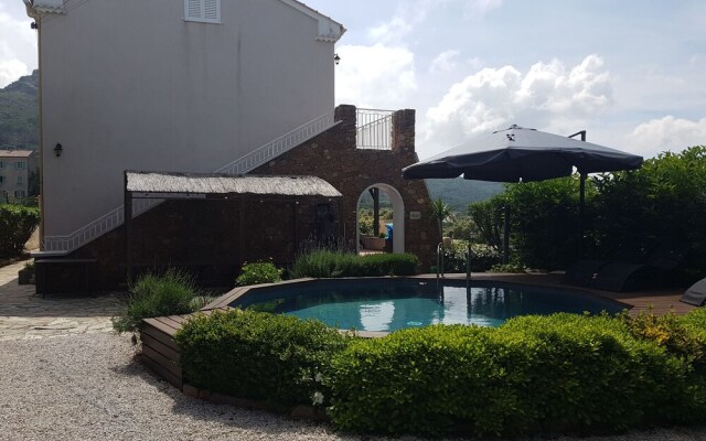 A L'ombre Du Clocher