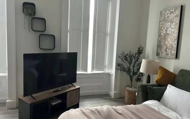 Family - Central - Parking - Wifi - Sleeps 4