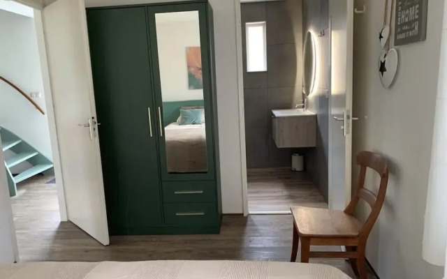 Spacious Bungalow Near Water