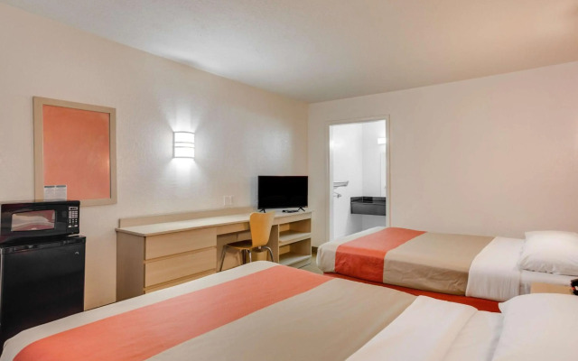 Motel 6-Fayetteville, AR