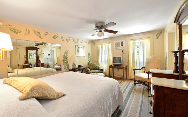 Village Latch Inn Hotel