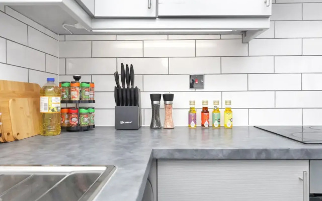Stylish 4-bed Apartment - Parking & Central Links