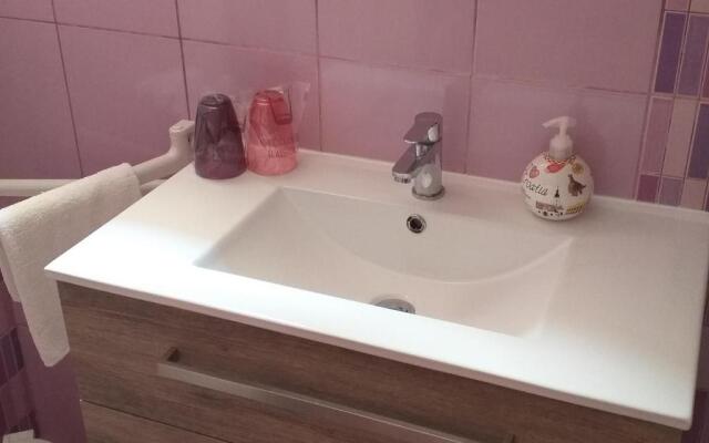 Apartment Yelena Rose West