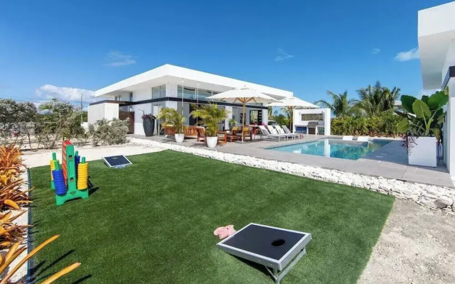 Oceanside Vacation Villa With Hotel Amenities v10