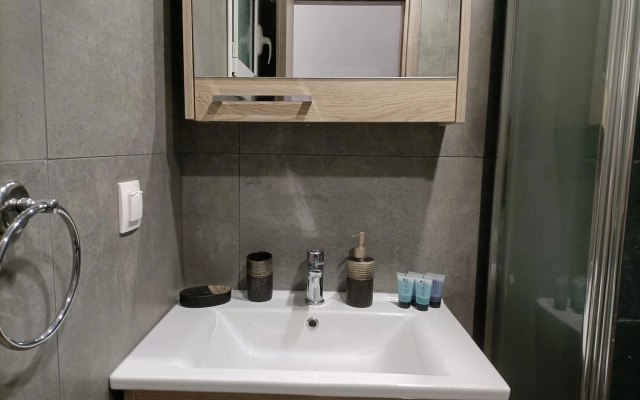 Modern Comfy Apartment near Metro