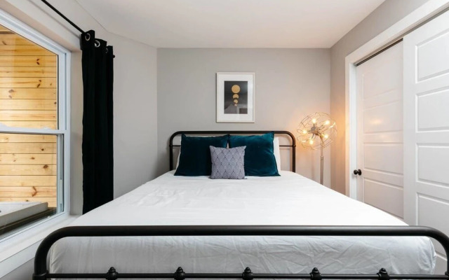 Stunning 3br/4ba min to DT