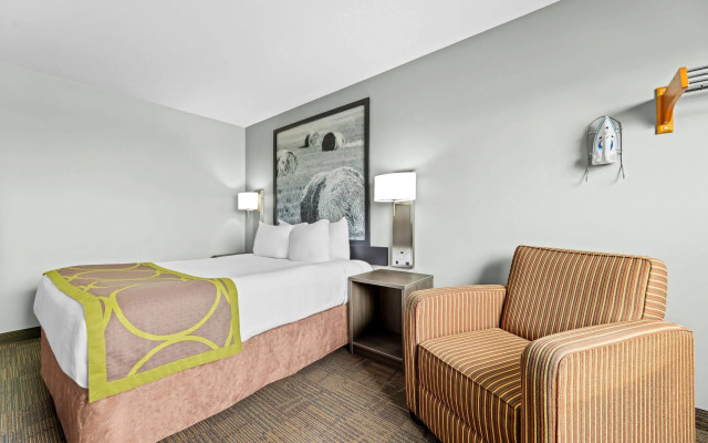 Super 8 by Wyndham Saskatoon Near Saskatoon Airport