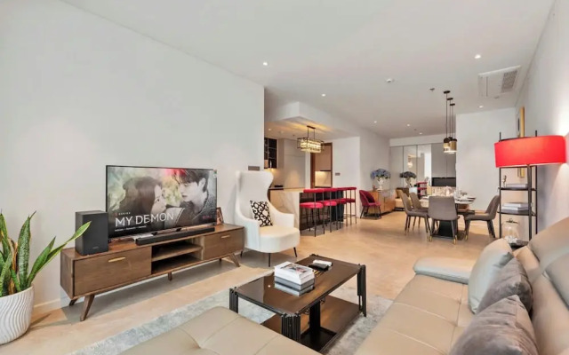 The Crest Residence Luxury by Metropole