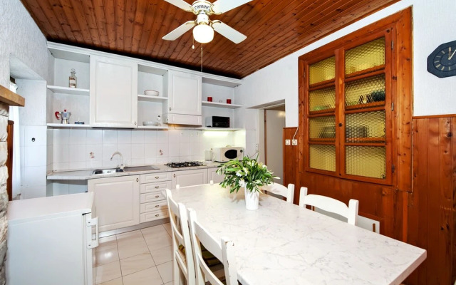 Carera Seaview Apartments