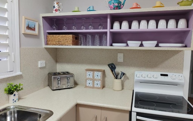 Cute City Cottage - 2 Bedroom - The Strand – Kitchen – North Ward
