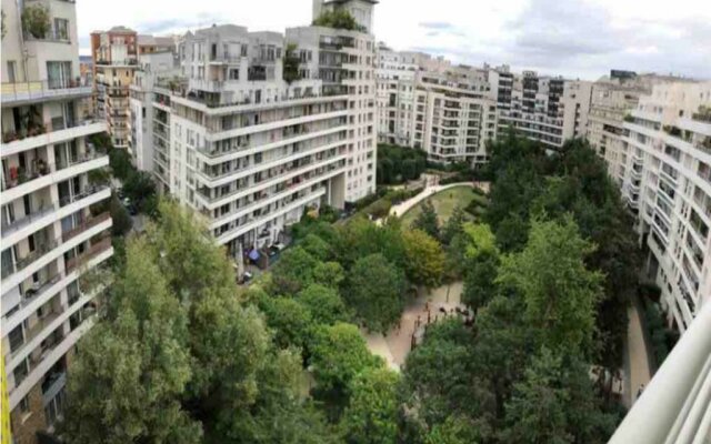Luxurious FullySanitize Apartment with balcony, free parking in heart of Courbevoie, La Defense