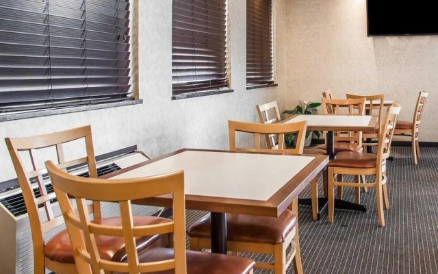 Econo Lodge Inn & Suites Outlet Village