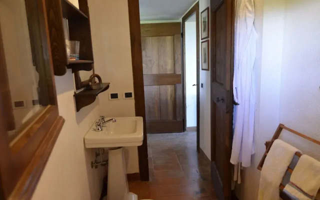 Pleasant Villa In Valiano With Terrace, Garden, Sun-Loungers