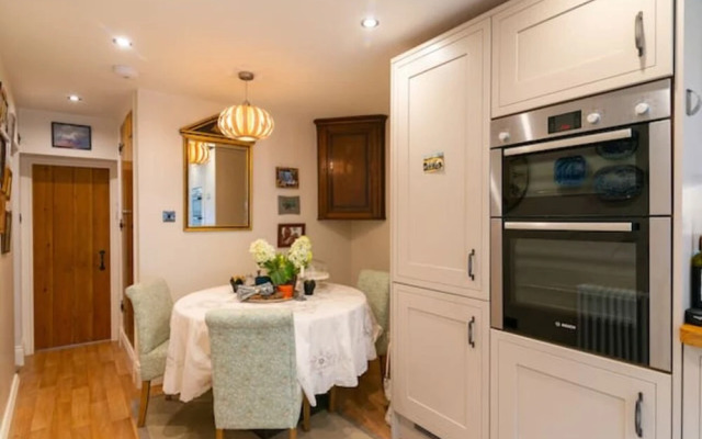 Charming 3-bed House in Halifax w/ Private Garden