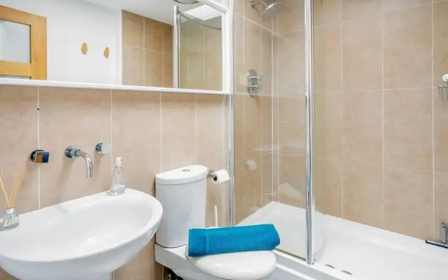 Central Townhouse With Double Terrace and Free Parking