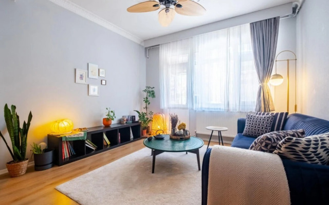 Eclectic Flat Near Metro With Terrace in Kadikoy