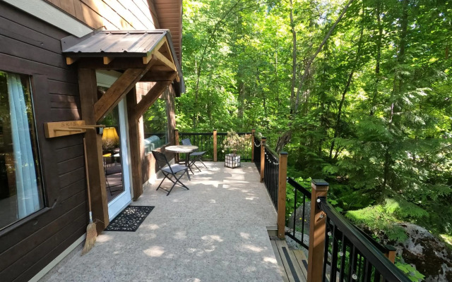 4 Mile Creek Cabin (Creekside)