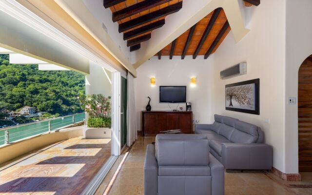 Elegant Suite With Beach View