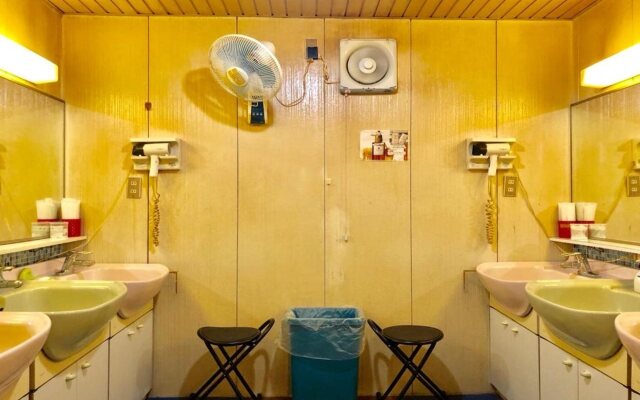 Capsule Hotel Block Room