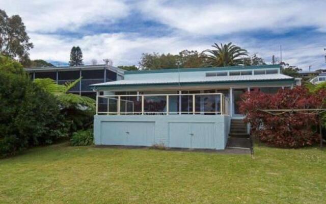Castaways' 36 Cromarty Road - Beachfront House