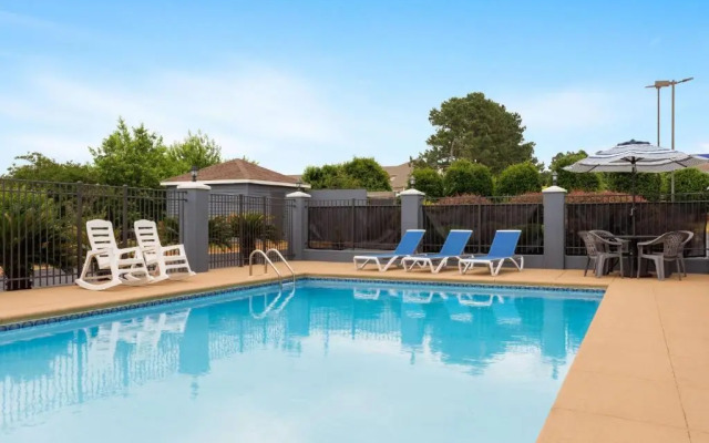 Days Inn & Suites Prattville-Montgomery