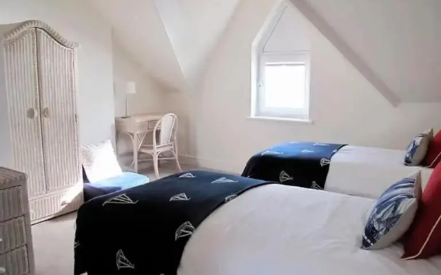 Seafront house with garden seating and stunning sea views!