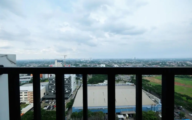 Homey Studio Room Tree Park Apartment near BSD City By Travelio