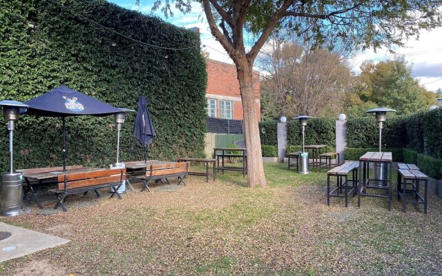 Australian Hotel Young