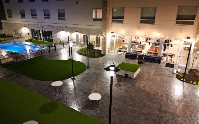 Holiday Inn Express & Suites Chicago Schaumburg by IHG