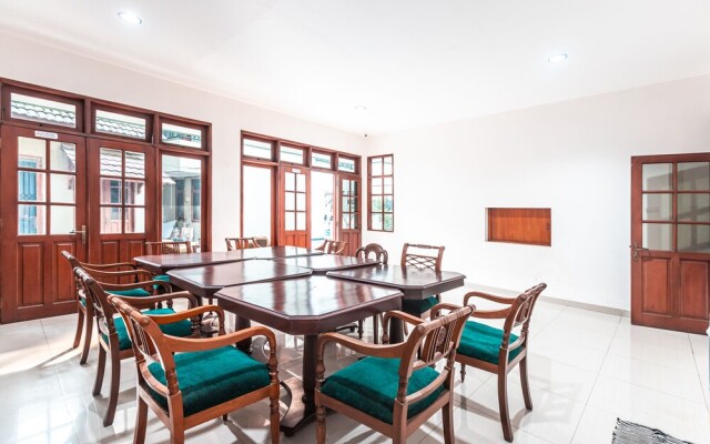 Kost Kuningan Executive Boading House by OYO Rooms