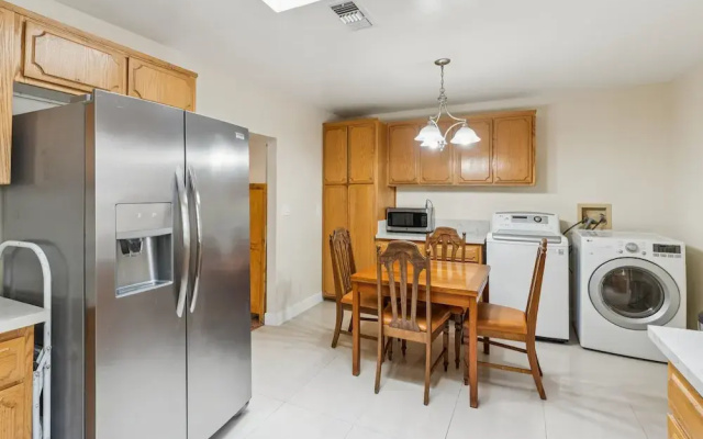 Russell House Near Hollywood & Griffith Park 3 Bedroom Home