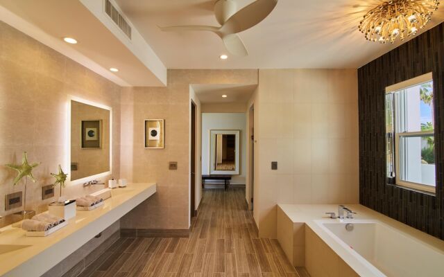 Luxurious Oceanfront Living, Minutes From Downtown: Villa Land's End