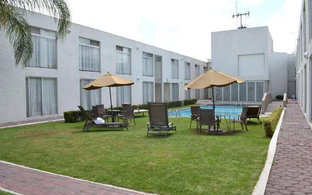 La Posada Hotel & Suites