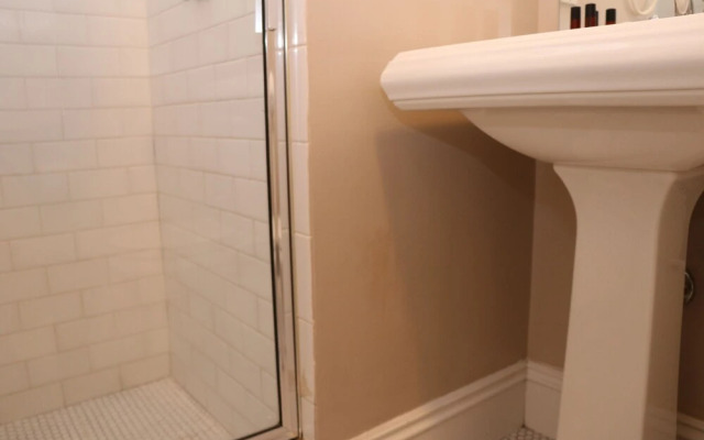 Maverick Suites at 402 Columbus Ave
