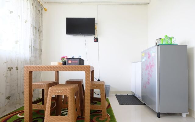 Furnished Studio with Comfortable Design Green Pramuka Apartment