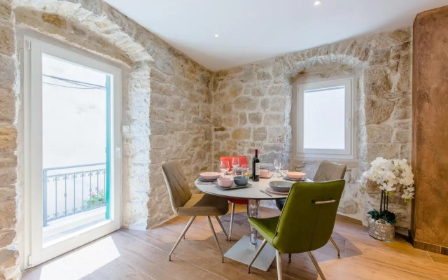 Luxury Apt Petra in 400 year old stone house 4+2