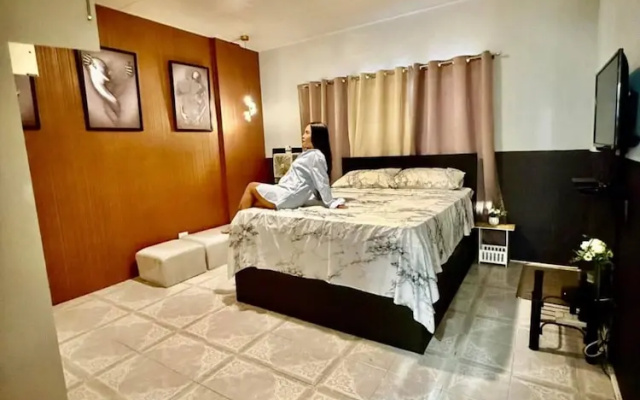 Axon Cozy Modern House Grey Near The Walking Street