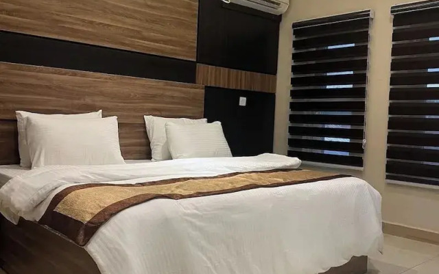 Sarina Suites and Apartments