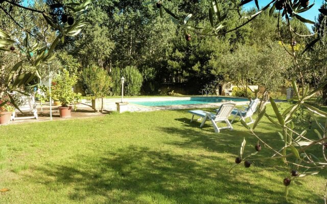 Attractive Villa in Roquemaure With Swimming Pool