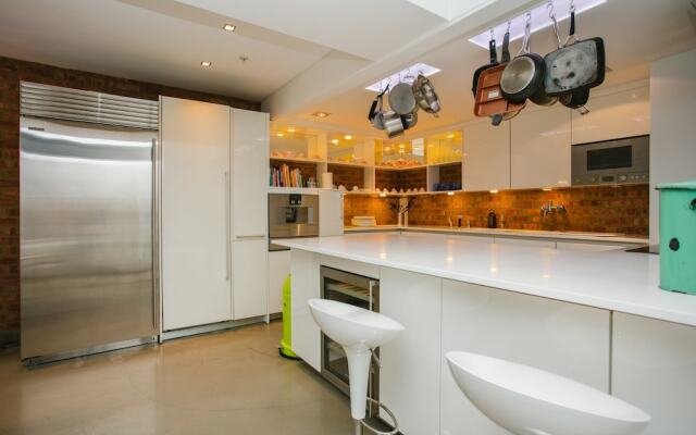 Modern 3 Bedroom Apartment In Soho
