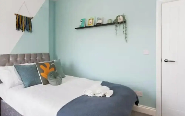 Large 4 Bed House - 4 Double Beds