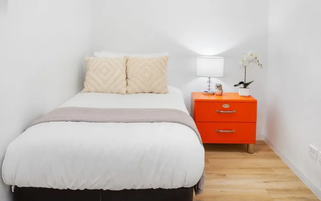 Spacious 2-bed Unit With Balcony Next to The Gabba